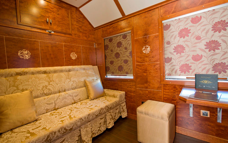 Suite Gran Lujo a bordo del Tren Al Andalus CRUCEROS EN TREN ANDALUCIA TREN AL ANDALUS CRUCEROS SOBRE RAILES CRUCEROS EN TREN TRENES DE LUJO RENFE FEVE CRUCEROS SUR DE ESPAÑA CRUCEROS TERCERA EDAD VIAJES DE LUJO CRUCEROS EN TREN AL ANDALUS SUITE LUJO